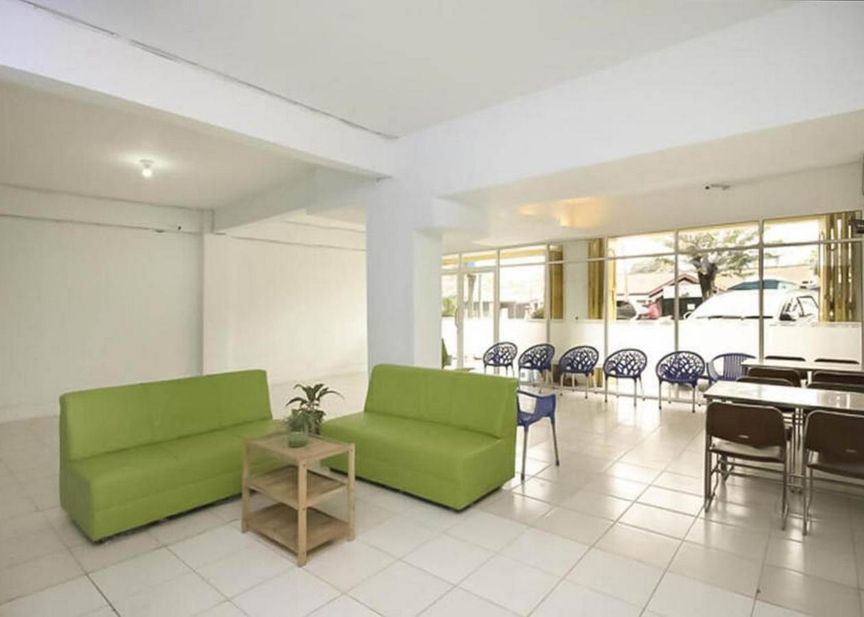 Отель Reddoorz @ Jalan Brigjend Katamso Medan 2 Экстерьер фото