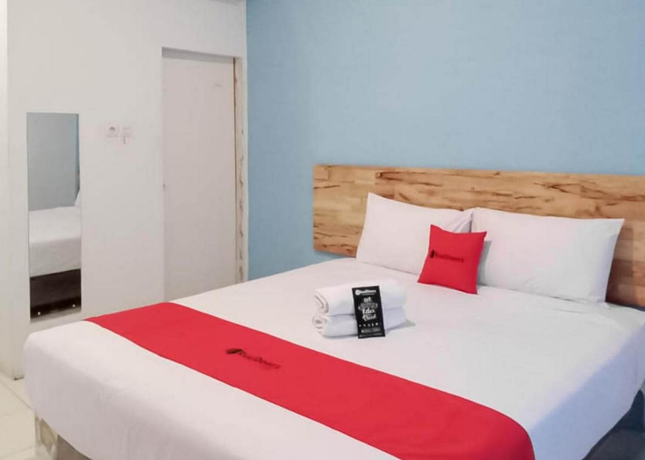 Отель Reddoorz @ Jalan Brigjend Katamso Medan 2 Экстерьер фото